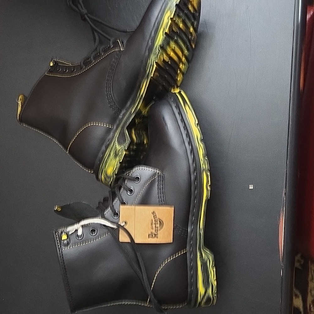 Dr. Marten's Marbled Sole Smooth Leather Lace Up 1460 - Picture 4 of 12